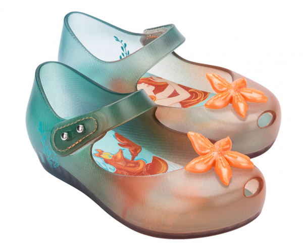 Sepatu dengan gambar bintang laut dan karang laut